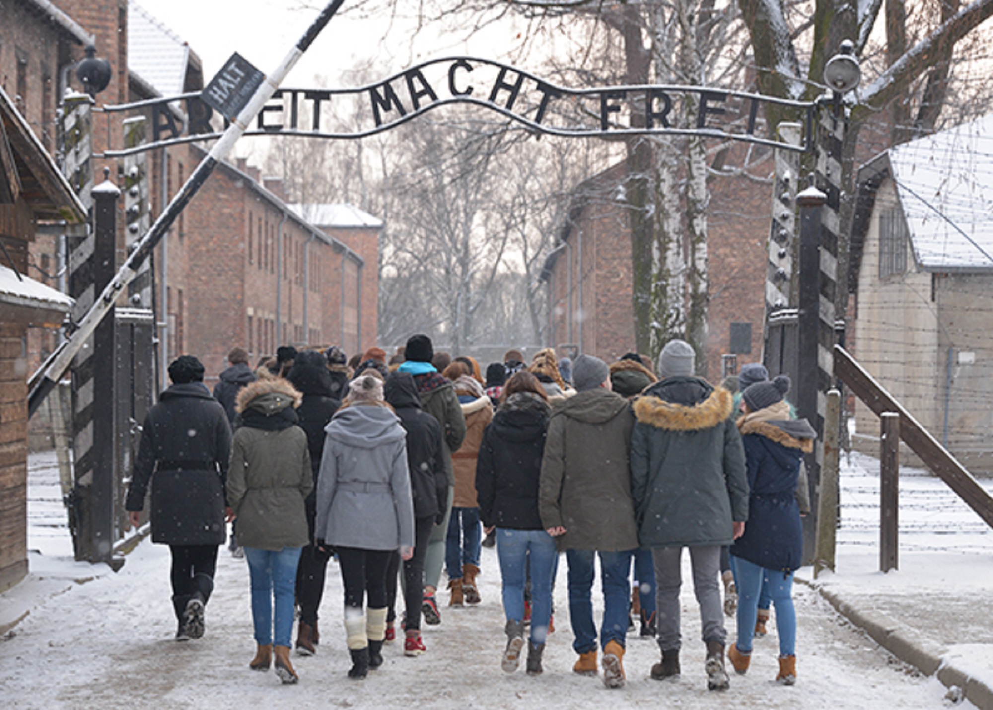 5_10_auschwitz_show4_visitors-at-Auschwitz-I-Photo-by-Pawel-Sawicki-Â©-Auschwitz-Birkenau-State-Museum-Musealia.JPG